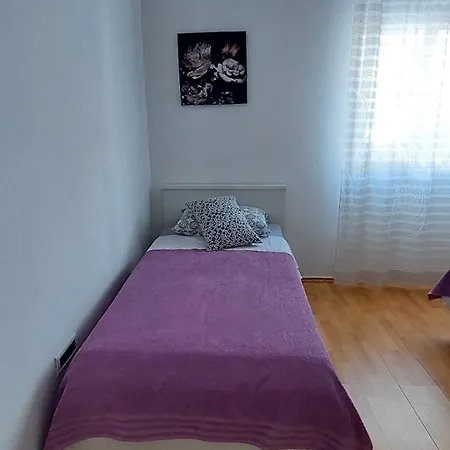 Alenka Apartman Tkon